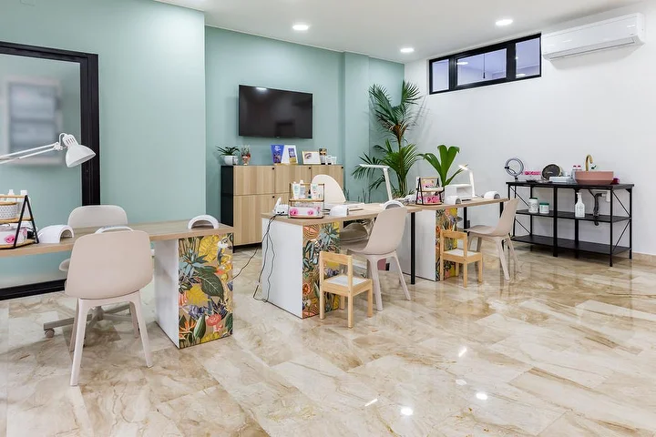 Présentoir de maquillage et fauteuil de soin au Studio Estetica 35 à Quartucciu, avec une large sélection de palettes d'ombres à paupières.